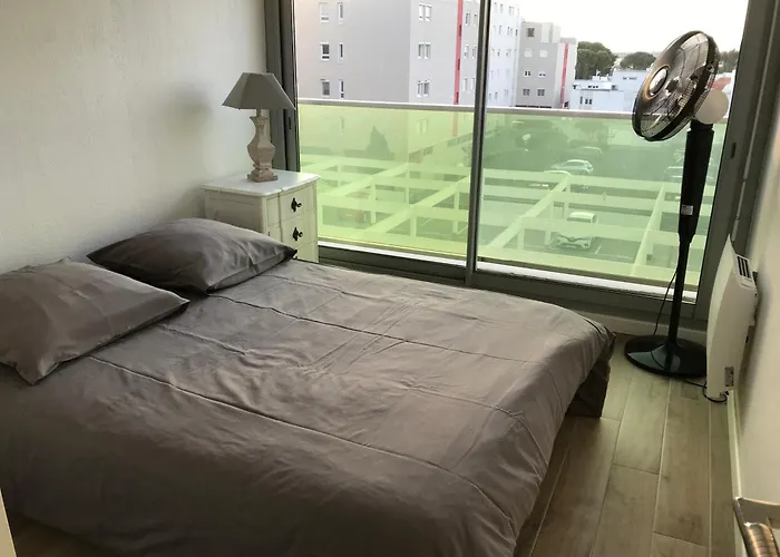 Face à La - 6 à 8 Personnes - En Roussillon
